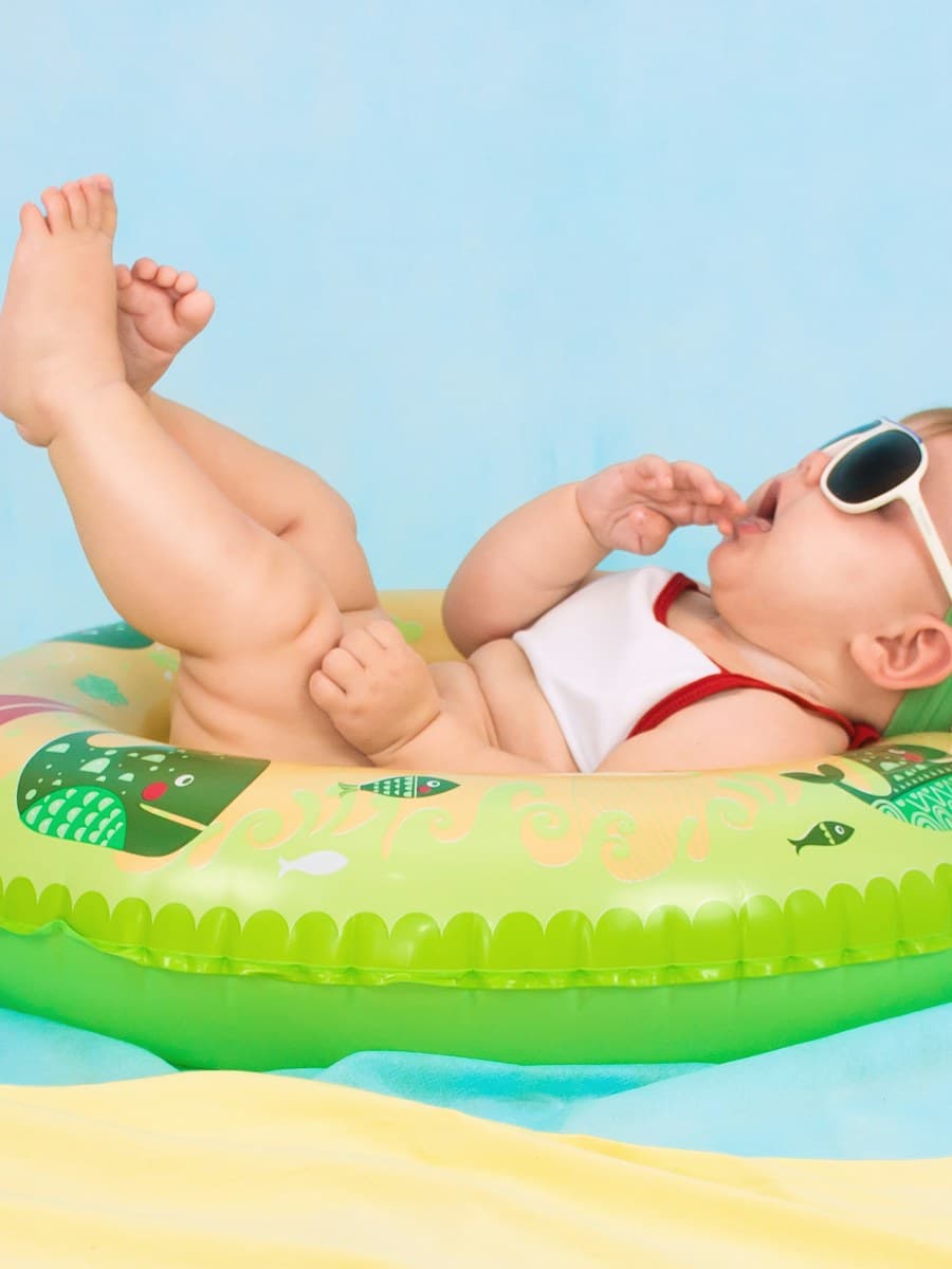 Ästhetisches Schwangerschafts- und Babybauch-Shooting in sanftem Naturlicht