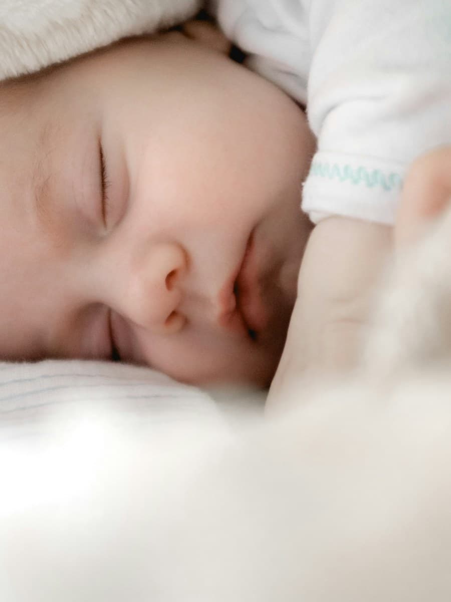 Liebevolle Mutter-Kind- und Babyfotografie geborgen zuhause
